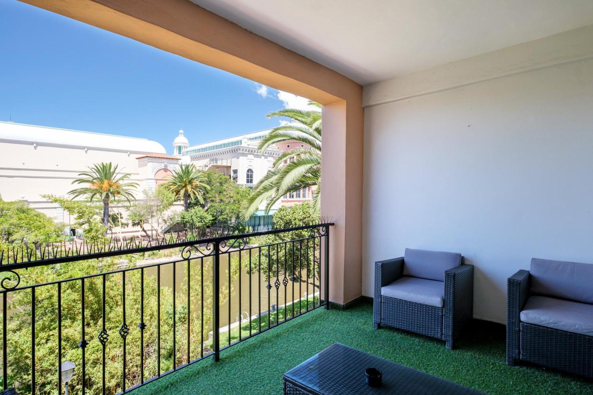Belina - Island Club Canal Front *