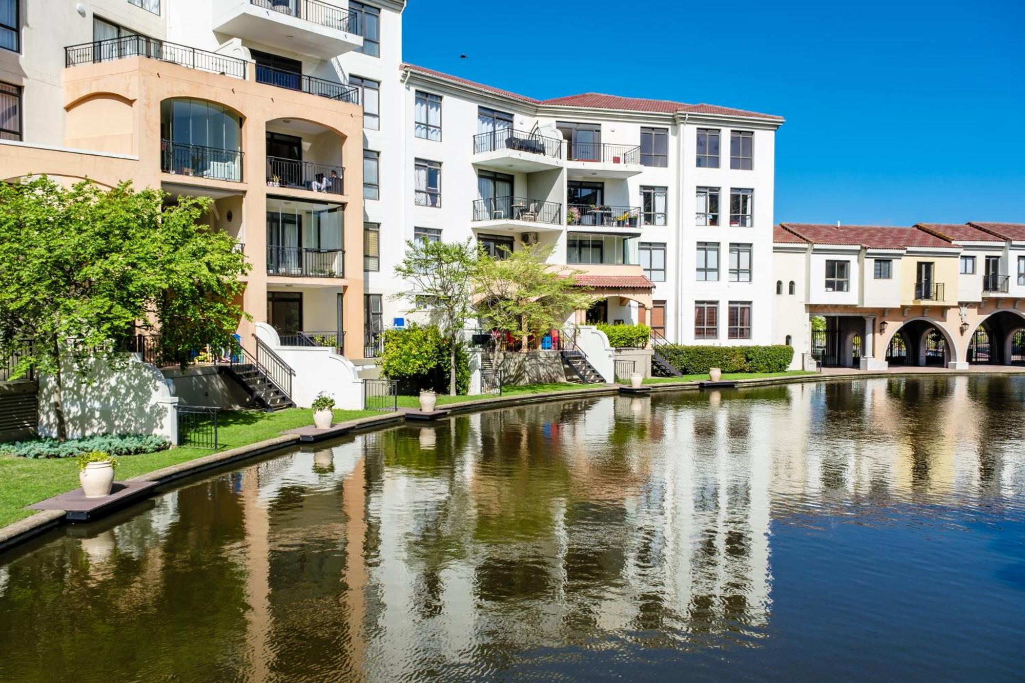 Belina - Island Club Canal Front * Cape Town
