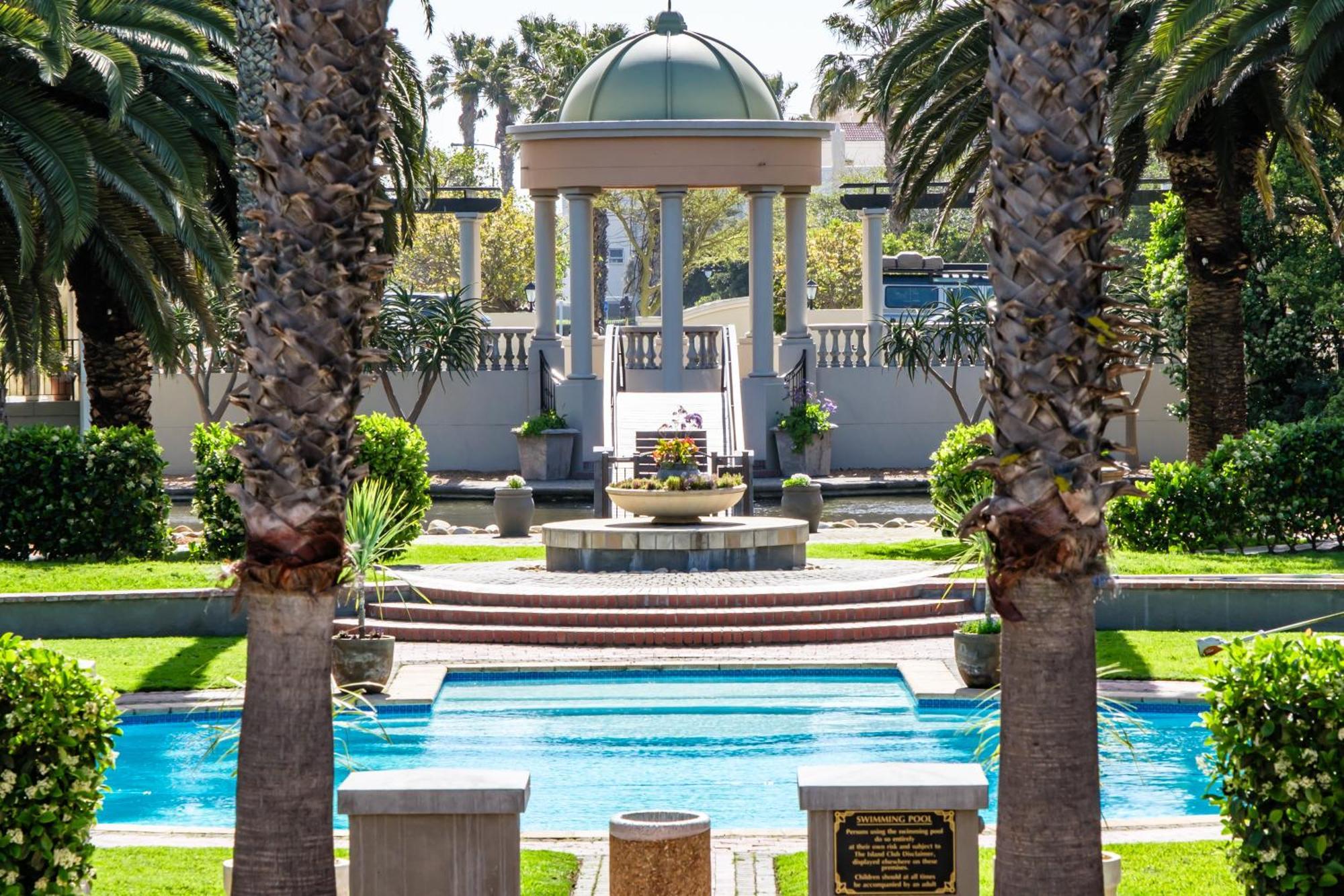 Belina - Island Club Canal Front * Cape Town